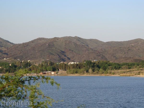 Cerros y Lago en Potrero de los Funes